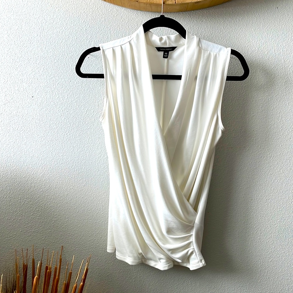 XS White Banana Republic sleeveless blouse